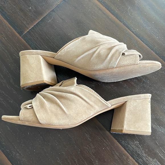 Tan color sandals - Picture 4 of 8